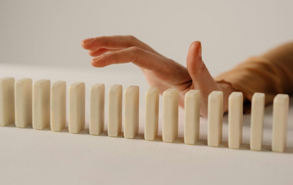 anak bermain domino warna dan angka 