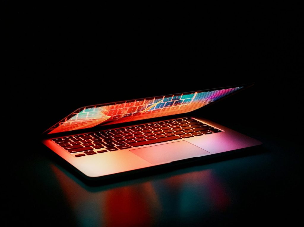 Gambar laptop MacBook Pro M3 Max untuk editing video 2025