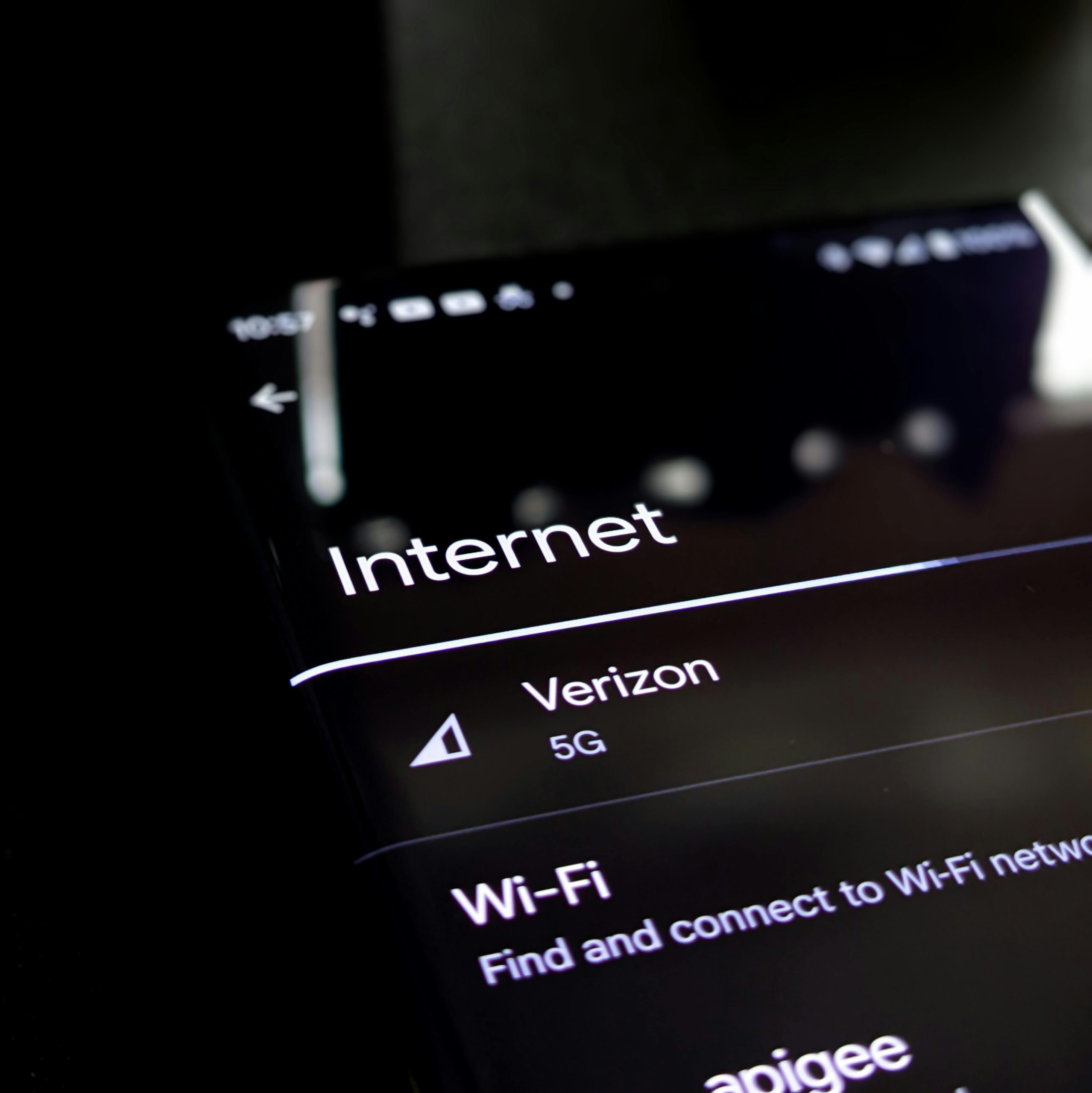 smartphone 5G dengan ikon sinyal penuh