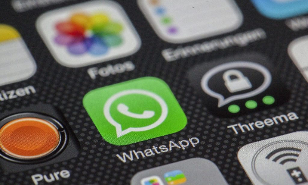 WhatsApp Business interface showing auto reply setting